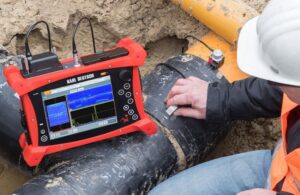 Trong sản xuất cơ khí và thi công kết cấu thép, chất lượng mối hàn quyết định trực tiếp đến độ bền – độ an toàn – tuổi thọ công trình. Dưới đây là hướng dẫn kiểm tra mối hàn đơn giản – thực tế – áp dụng ngay tại xưởng. 1. Mối hàn đạt chuẩn là gì? Mối hàn đạt chuẩn khi đảm bảo 3 yếu tố cốt lõi: Ngấu tốt: Kim loại hàn liên kết chắc với vật liệu gốc Hình dạng đúng kỹ thuật: Đều, đẹp, không khuyết tật Chịu lực đúng thiết kế: Không nứt gãy khi làm việc 2. Kiểm tra mối hàn bằng mắt thường (Cách nhanh nhất) Phù hợp cho xưởng cơ khí, công trình dân dụng, gia công kết cấu. Mối hàn đạt yêu cầu khi: Đường hàn liền mạch, đều, không đứt quãng Bề mặt không rỗ khí, không nứt, không bắn tóe quá nhiều Chiều cao và bề rộng mối hàn phù hợp chiều dày vật liệu Lỗi thường gặp cần loại bỏ: Rỗ khí → hàn thiếu khí bảo vệ / vật liệu bẩn Cháy cạnh → dòng hàn quá cao Hàn chồng mép, không ngấu → thao tác sai hoặc máy yếu 👉 Ví dụ thực tế: Khung sắt mái che, nếu mối hàn có rỗ khí → sau 6–12 tháng rất dễ gãy tại điểm chịu lực. 3. Kiểm tra độ ngấu của mối hàn Áp dụng cho kết cấu chịu lực, bệ máy, khung thép. Cách kiểm tra nhanh tại xưởng: Quan sát mặt sau mối hàn (nếu hàn 1 lớp) Cắt mẫu test → kiểm tra độ ngấu xuyên Dùng búa gõ nhẹ quanh mối hàn: âm thanh đặc = ngấu tốt ⚠️ Mối hàn không ngấu là nguyên nhân hàng đầu gây nứt gãy khi vận hành. 4. Kiểm tra độ bền cơ học (khi cần độ chính xác cao) Dùng cho công trình, nhà thép tiền chế, sản phẩm xuất xưởng. Các phương pháp phổ biến: Thử uốn – kéo – va đập Siêu âm mối hàn (UT) Chụp X-quang mối hàn (RT) 👉 Thường áp dụng tại nhà máy lớn hoặc công trình yêu cầu nghiệm thu kỹ thuật. 5. Yếu tố ảnh hưởng trực tiếp đến chất lượng mối hàn Muốn mối hàn đạt chuẩn, cần kiểm soát tốt: Máy hàn đủ công suất, dòng ổn định Que hàn / dây hàn đúng chủng loại Bề mặt vật liệu sạch (không dầu, không gỉ) Tay nghề thợ hàn & thông số cài đặt đúng 💡 Thực tế: Nhiều xưởng dùng máy hàn yếu → phải tăng dòng → gây cháy cạnh, rỗ khí, mối hàn xấu. 6. Checklist kiểm tra mối hàn nhanh (treo tại xưởng) ✔ Mối hàn đều – liền – không rỗ ✔ Không nứt, không cháy cạnh ✔ Ngấu tốt, không bong xỉ ✔ Đúng kích thước thiết kế ✔ Thử tải cơ bản đạt yêu cầu 7. Kết luận Kiểm tra chất lượng mối hàn không cần phức tạp, nhưng phải đúng cách và đúng tiêu chuẩn. Làm tốt ngay từ khâu kiểm tra giúp: Giảm lỗi bảo hành Tăng uy tín xưởng Đảm bảo an toàn cho công trình & người sử dụng 👉 Gợi ý: Nếu xưởng bạn thường xuyên gặp lỗi mối hàn, hãy xem lại công suất máy hàn, vật tư hàn và thông số cài đặt – đây là 3 nguyên nhân gây lỗi nhiều nhất.